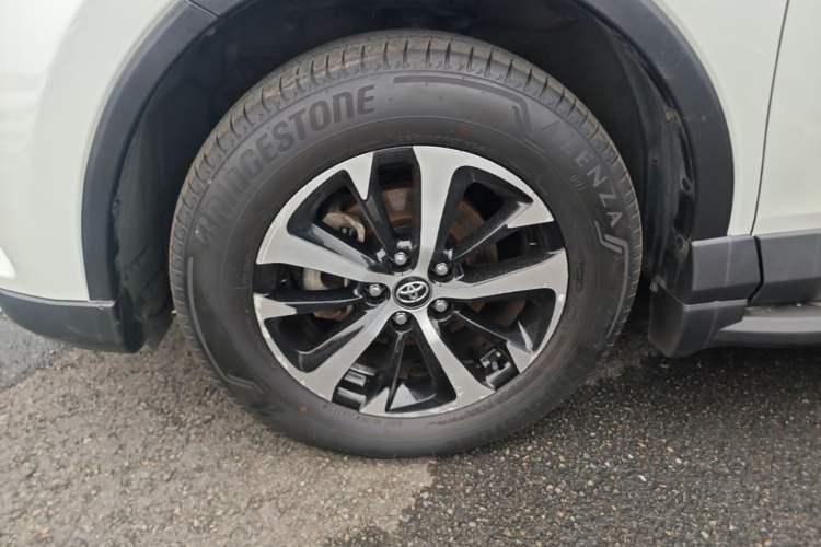 Used Toyota RAV4 2016 2.0L CVT Two-Wheel Drive Smart Edition China V Standard Left Front Wheel Hub