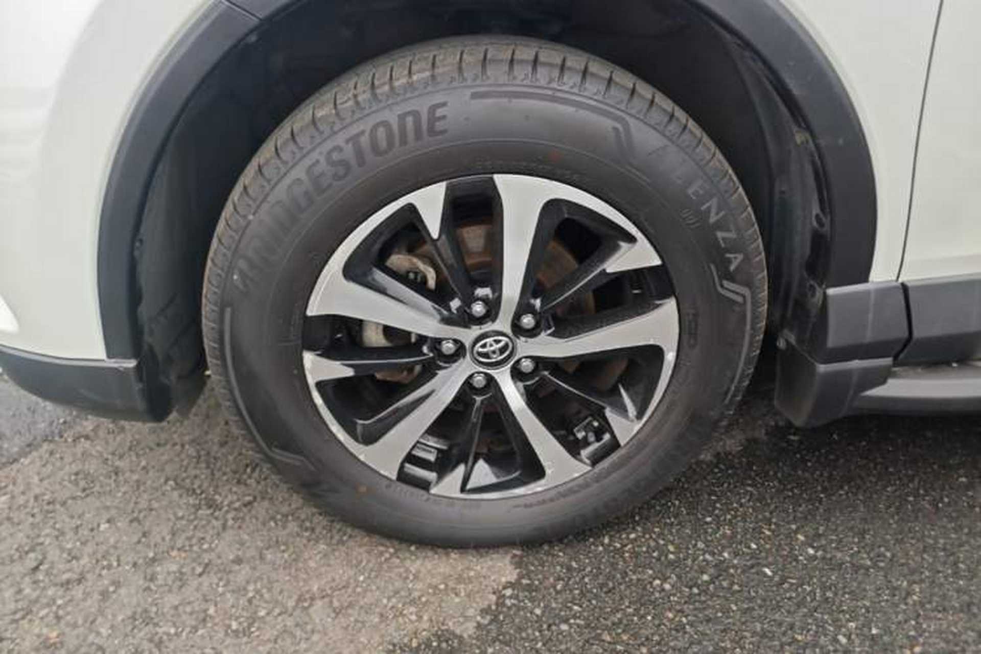 Used Toyota RAV4 2016 2.0L CVT Two-Wheel Drive Smart Edition China V Standard Left Front Wheel Hub