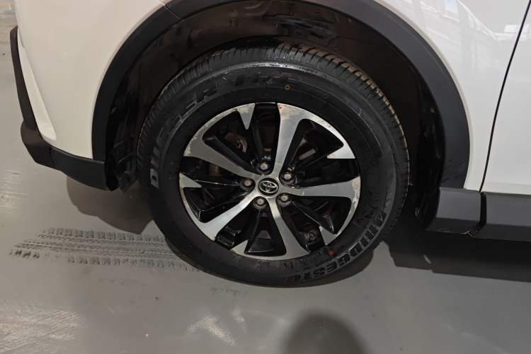 Used Toyota RAV4 2016 2.0L CVT Two-Wheel Drive Fashion Edition China V Standard Left Front Wheel Hub