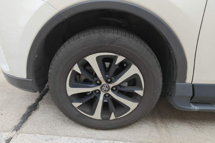 Used Toyota RAV4 2016 2.0L CVT Two-Wheel Drive Smart Edition China V Standard Left Front Wheel Hub