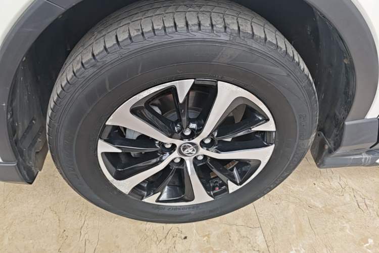 Used Toyota RAV4 2016 2.0L CVT Two-Wheel Drive Fashion Edition China V Standard Left Front Wheel Hub