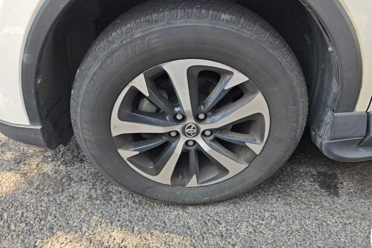 Used Toyota RAV4 2016 2.0L CVT Two-Wheel Drive Smart Edition China V Standard Left Front Wheel Hub