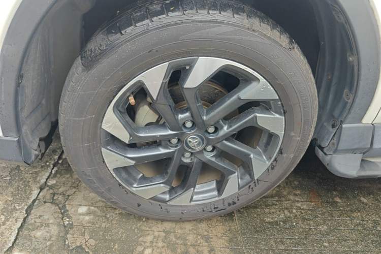 Used Toyota RAV4 2016 2.5L Automatic 4x4 Elite Edition Left Front Wheel Hub