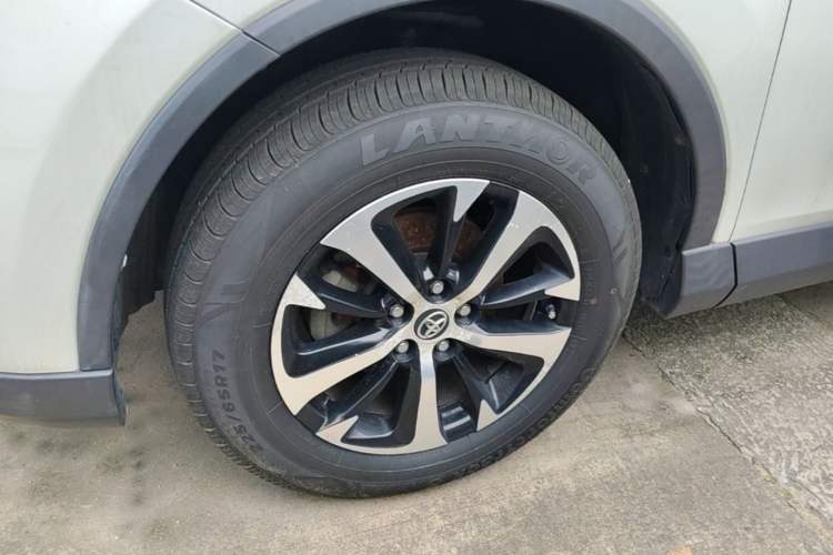 Used Toyota RAV4 2016 2.0L CVT Two-Wheel Drive Smart Edition China V Standard Left Front Wheel Hub