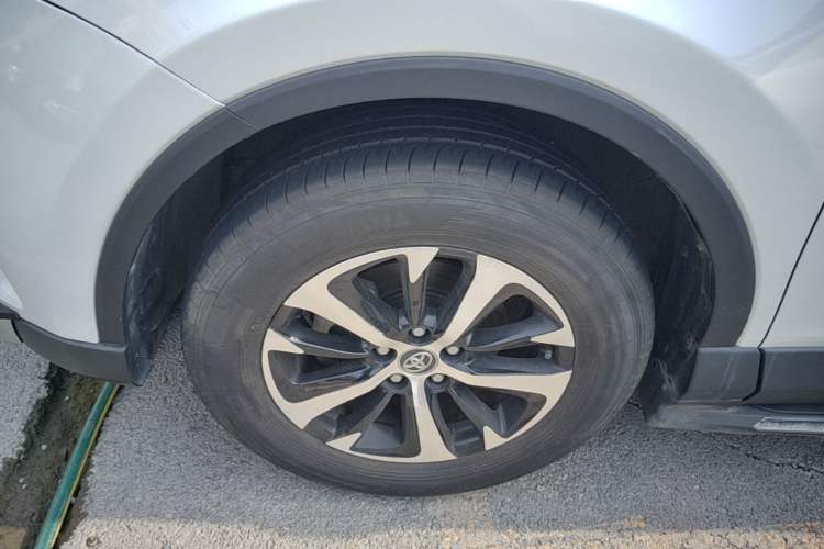Used Toyota RAV4 2016 2.0L CVT Two-Wheel Drive Fashion Edition China V Standard Left Front Wheel Hub