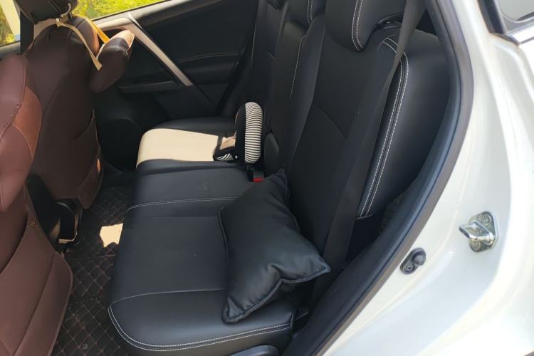 Used Toyota RAV4 2016 2.0L CVT Two-Wheel Drive Fashion Edition China V Standard Left Rear Seat