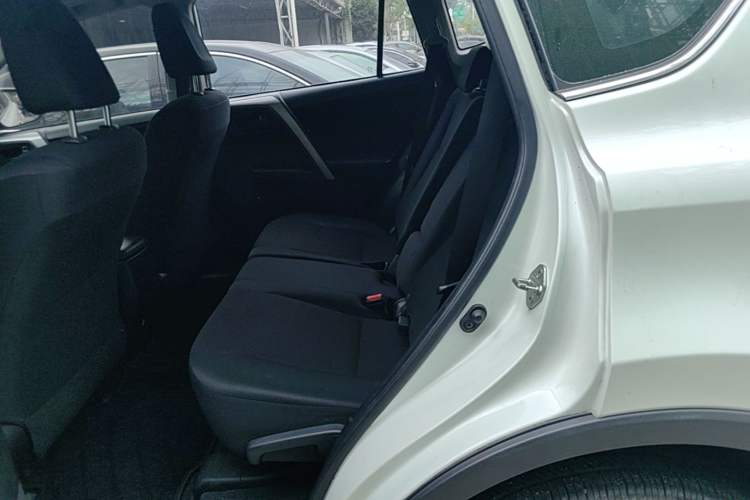 Used Toyota RAV4 2016 2.0L CVT Two-Wheel Drive Fashion Edition China V Standard Left Rear Seat