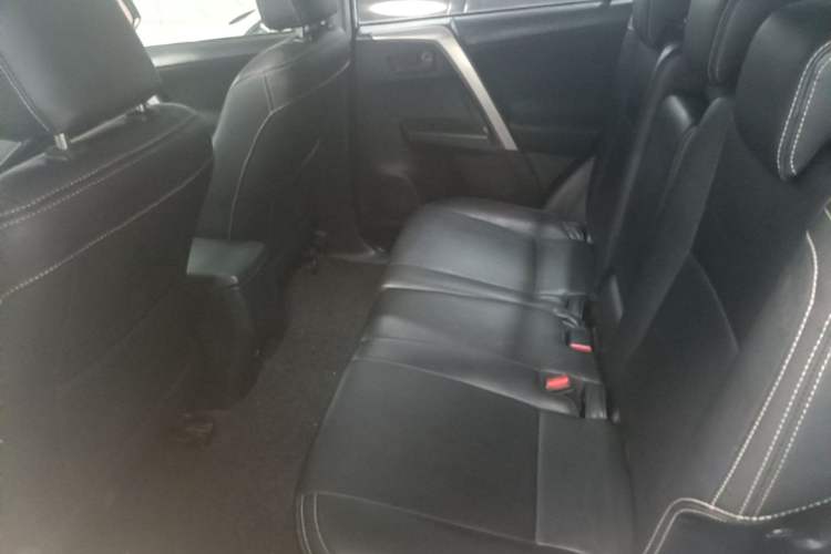 Used Toyota RAV4 2016 2.0L CVT Two-Wheel Drive Fashion Edition China V Standard Left Rear Seat