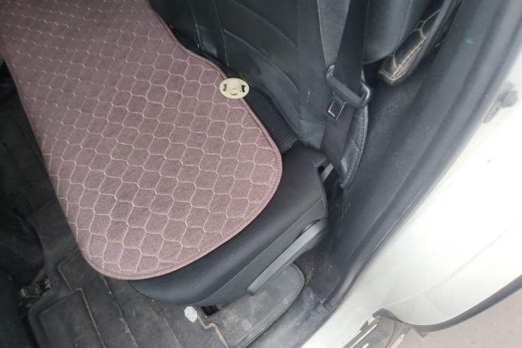 Used Toyota RAV4 2016 2.0L CVT Two-Wheel Drive Comfort Edition China V Standard Left Rear Seat