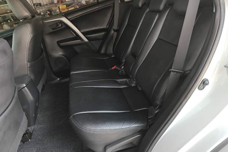 Used Toyota RAV4 2016 2.0L CVT Two-Wheel Drive Fashion Edition China V Standard Left Rear Seat