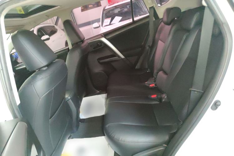 Used Toyota RAV4 2016 2.0L CVT Two-Wheel Drive Fashion Edition China V Standard Left Rear Seat