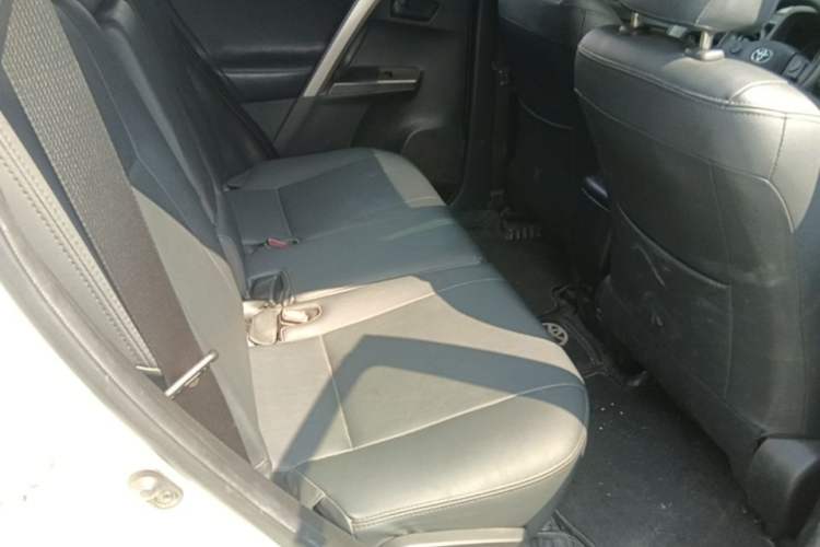 Used Toyota RAV4 2016 2.0L CVT Two-Wheel Drive Fashion Edition China V Standard Left Rear Seat