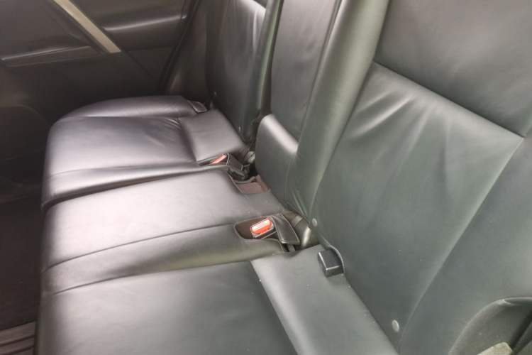 Used Toyota RAV4 2016 2.0L CVT Two-Wheel Drive Smart Edition China V Standard Left Rear Seat