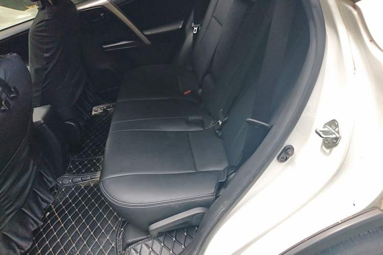 Used Toyota RAV4 2016 2.0L CVT Two-Wheel Drive Fashion Edition China V Standard Left Rear Seat