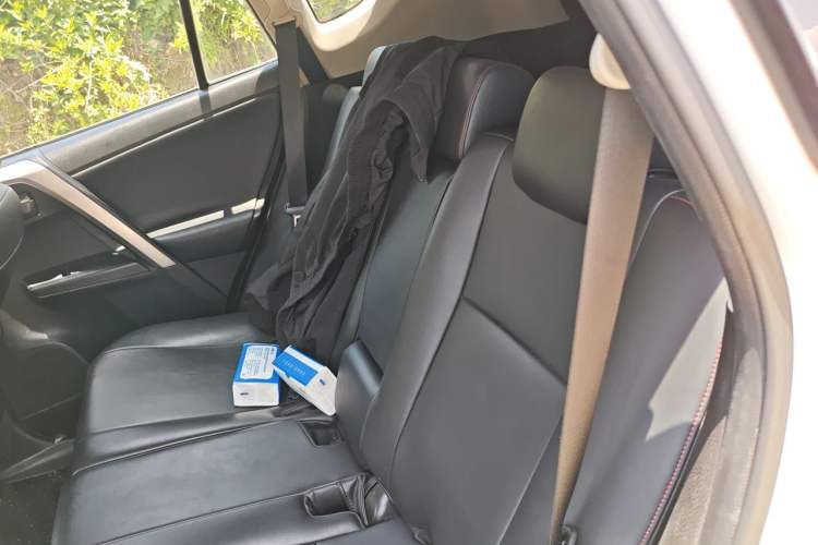 Used Toyota RAV4 2016 2.0L CVT Two-Wheel Drive Fashion Edition China V Standard Left Rear Seat
