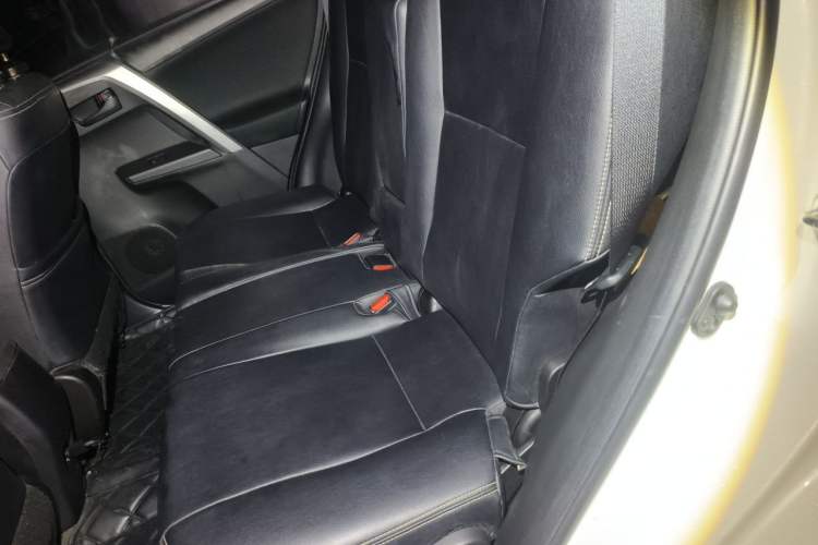 Used Toyota RAV4 2016 2.0L CVT Two-Wheel Drive Fashion Edition China V Standard Left Rear Seat