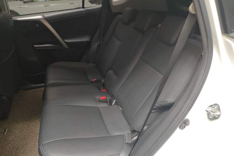 Used Toyota RAV4 2016 2.0L CVT Two-Wheel Drive Fashion Edition China V Standard Left Rear Seat