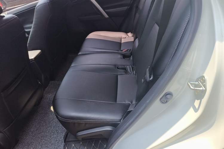 Used Toyota RAV4 2016 2.0L CVT Two-Wheel Drive Comfort Edition China V Standard Left Rear Seat