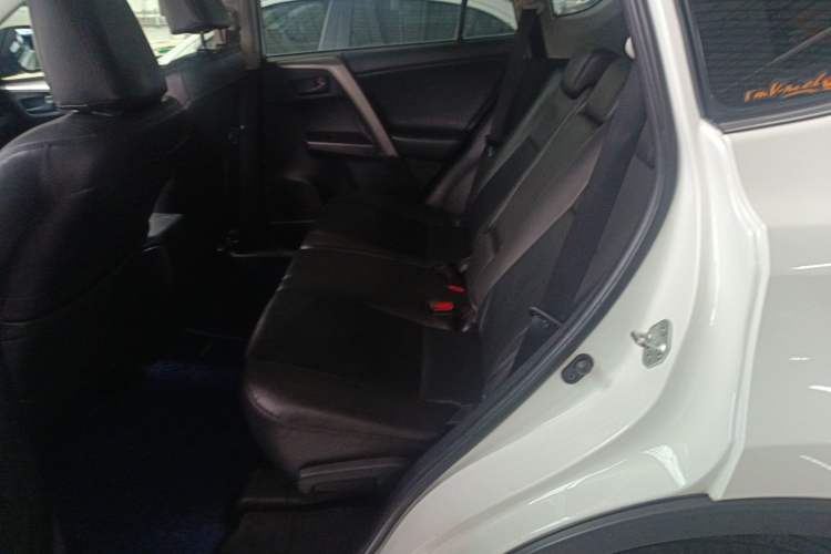 Used Toyota RAV4 2016 2.0L CVT Two-Wheel Drive Fashion Edition China V Standard Left Rear Seat