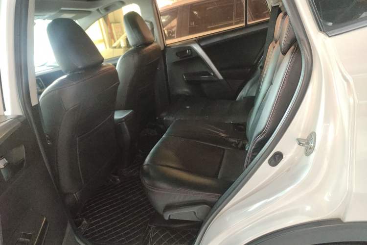 Used Toyota RAV4 2016 2.0L CVT Two-Wheel Drive Comfort Edition China V Standard Left Rear Seat