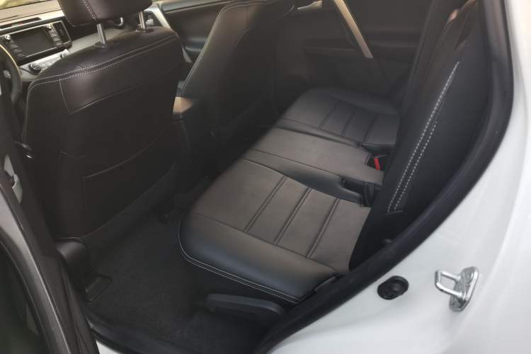 Used Toyota RAV4 2016 2.0L CVT Two-Wheel Drive Comfort Edition China V Standard Left Rear Seat