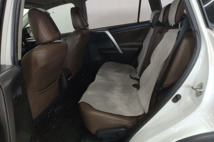 Used Toyota RAV4 2016 2.0L CVT Two-Wheel Drive Comfort Edition China V Standard Left Rear Seat