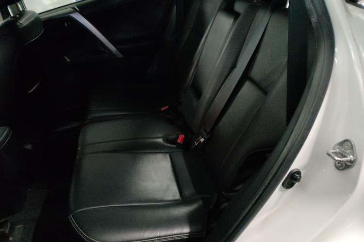 Used Toyota RAV4 2016 2.0L CVT Two-Wheel Drive Urban Edition China V Standard Left Rear Seat