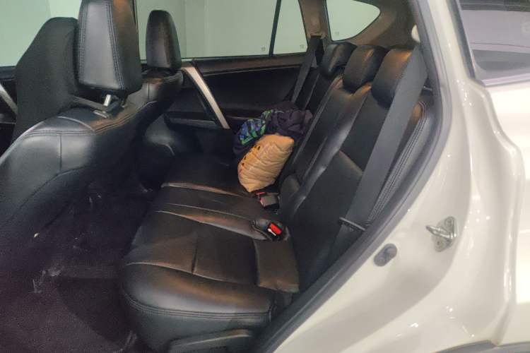 Used Toyota RAV4 2016 2.0L CVT Two-Wheel Drive Fashion Edition China V Standard Left Rear Seat