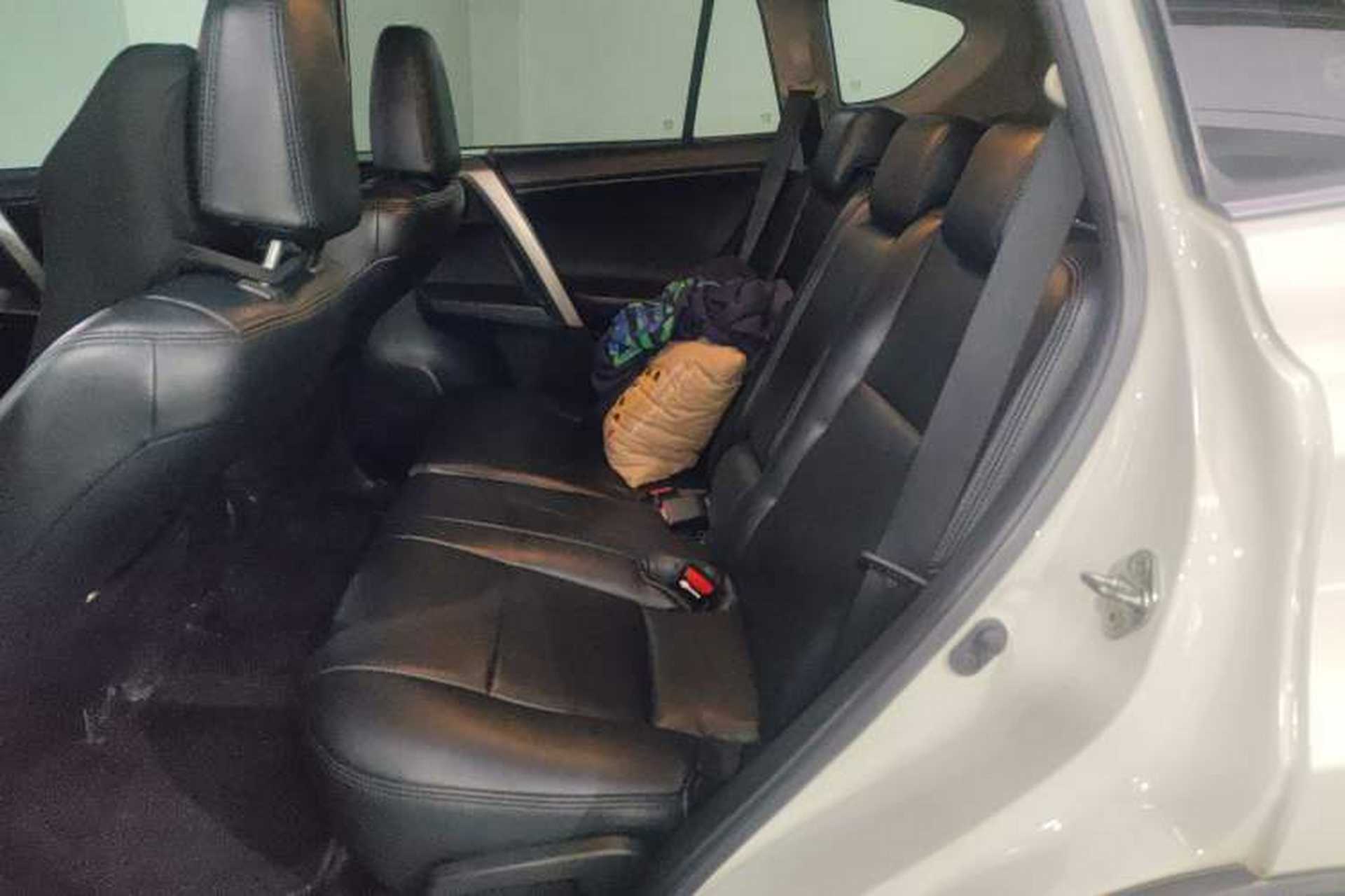 Used Toyota RAV4 2016 2.0L CVT Two-Wheel Drive Fashion Edition China V Standard Left Rear Seat