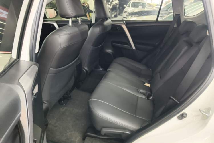 Used Toyota RAV4 2016 2.0L CVT Two-Wheel Drive Comfort Edition China V Standard Left Rear Seat