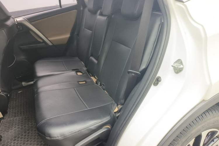 Used Toyota RAV4 2016 2.0L CVT Two-Wheel Drive Urban Edition China V Standard Left Rear Seat