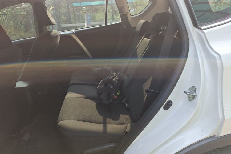 Used Toyota RAV4 2016 2.0L CVT Two-Wheel Drive Fashion Edition China V Standard Left Rear Seat