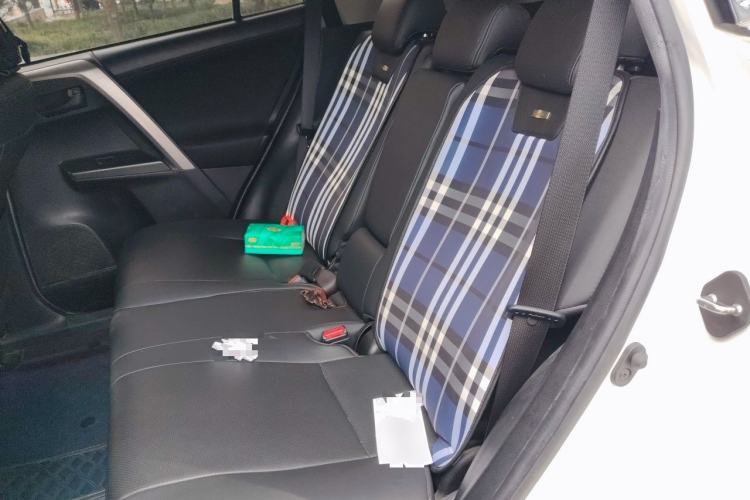 Used Toyota RAV4 2016 2.0L CVT Two-Wheel Drive Fashion Edition China V Standard Left Rear Seat