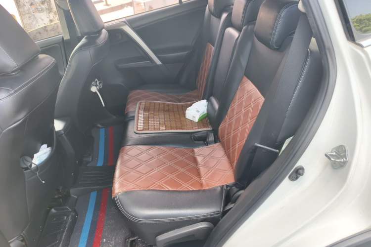 Used Toyota RAV4 2016 2.0L CVT Two-Wheel Drive Fashion Edition China V Standard Left Rear Seat