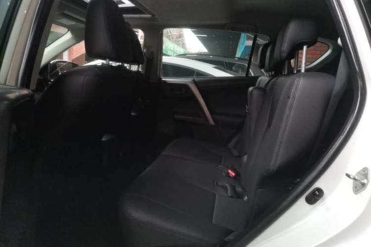 Used Toyota RAV4 2016 2.0L CVT Two-Wheel Drive Fashion Edition China V Standard Left Rear Seat