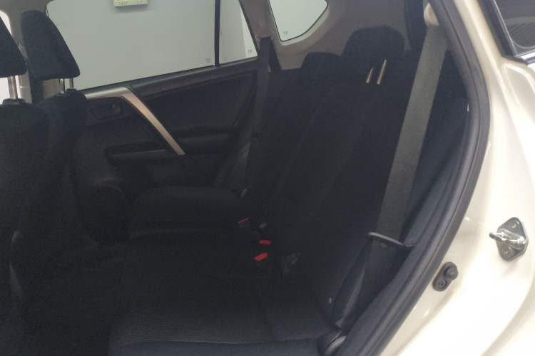 Used Toyota RAV4 2016 2.0L CVT Two-Wheel Drive Comfort Edition China V Standard Left Rear Seat