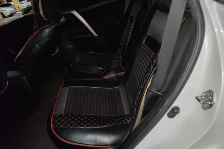 Used Toyota RAV4 2016 2.0L CVT Two-Wheel Drive Fashion Edition China V Standard Left Rear Seat