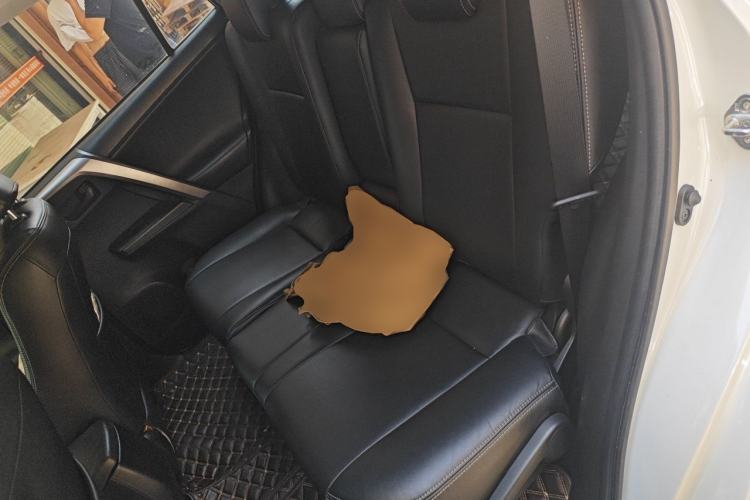 Used Toyota RAV4 2016 2.0L CVT Two-Wheel Drive Fashion Edition China V Standard Left Rear Seat