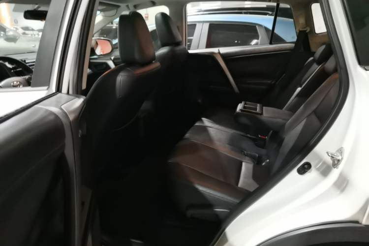 Used Toyota RAV4 2016 2.0L CVT Two-Wheel Drive Fashion Edition China V Standard Left Rear Seat