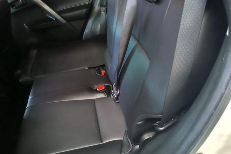 Used Toyota RAV4 2016 2.0L CVT Two-Wheel Drive Fashion Edition China V Standard Left Rear Seat