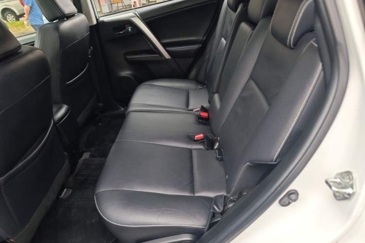 Used Toyota RAV4 2016 2.0L CVT Two-Wheel Drive Smart Edition China V Standard Left Rear Seat