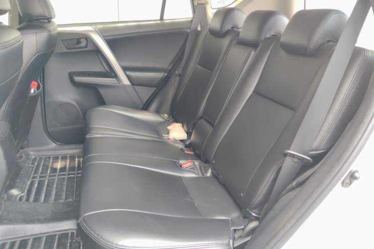 Used Toyota RAV4 2016 2.0L CVT Two-Wheel Drive Fashion Edition China V Standard Left Rear Seat