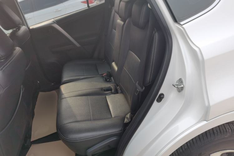 Used Toyota RAV4 2016 2.0L CVT Two-Wheel Drive Comfort Edition China V Standard Left Rear Seat