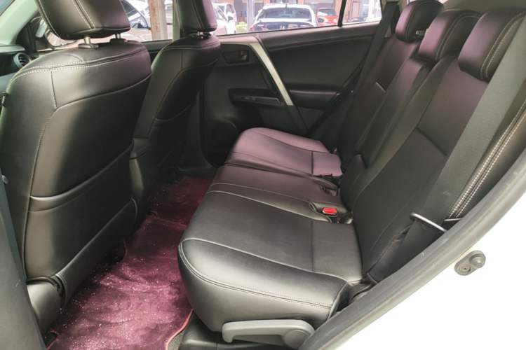 Used Toyota RAV4 2016 2.0L CVT Two-Wheel Drive Fashion Edition China V Standard Left Rear Seat