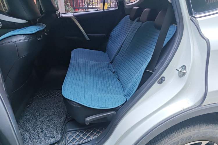 Used Toyota RAV4 2016 2.0L CVT Two-Wheel Drive Fashion Edition China V Standard Left Rear Seat