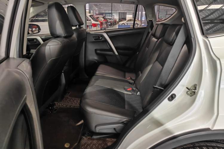 Used Toyota RAV4 2016 2.0L CVT Two-Wheel Drive Fashion Edition China V Standard Left Rear Seat