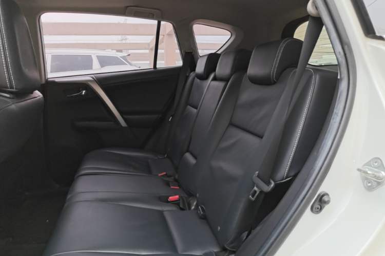 Used Toyota RAV4 2016 2.0L CVT Two-Wheel Drive Smart Edition China V Standard Left Rear Seat