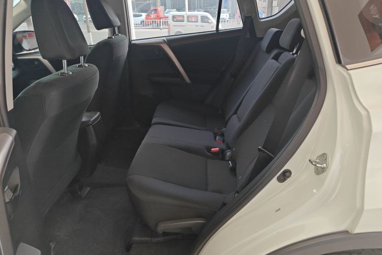Used Toyota RAV4 2016 2.0L CVT Two-Wheel Drive Comfort Edition China V Standard Left Rear Seat