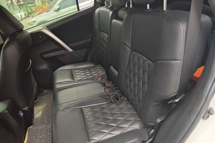 Used Toyota RAV4 2016 2.0L CVT Two-Wheel Drive Comfort Edition China V Standard Left Rear Seat