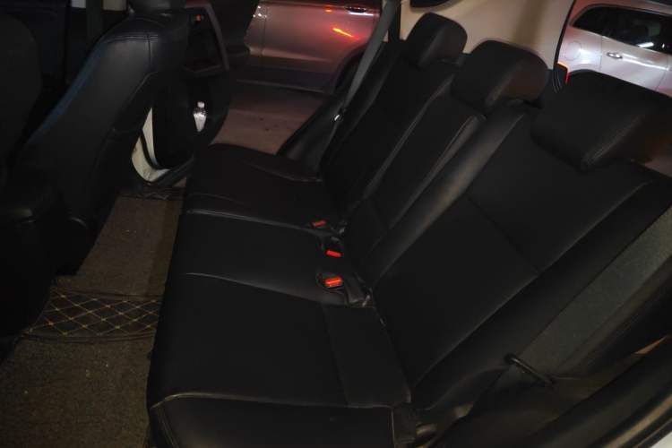Used Toyota RAV4 2016 2.0L CVT Two-Wheel Drive Fashion Edition China V Standard Left Rear Seat